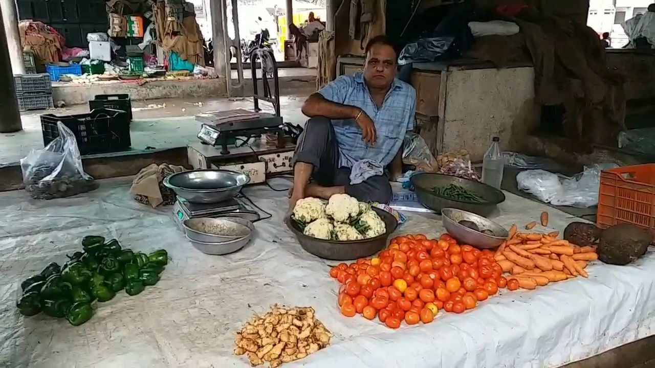 ભારે વરસાદને કારણે શાકભાજીની આવક અટકી