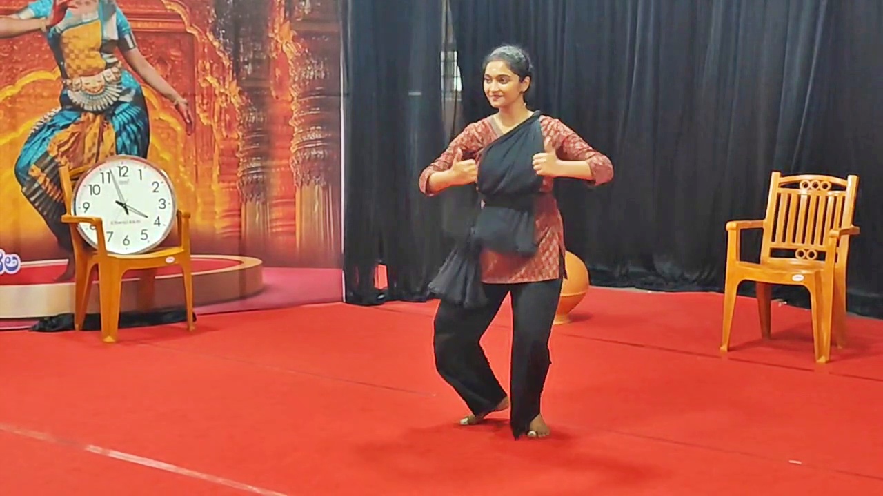 deeksha-breaks-remonas-record-by-performing-bharatanatyam