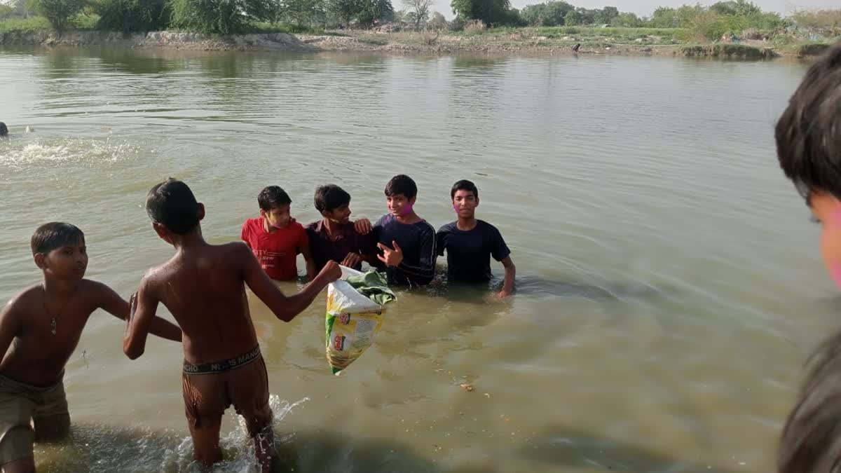 Children bathing in Yamuna