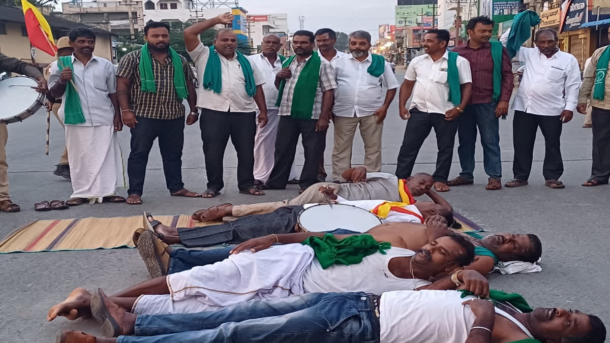 The Karnataka bandh called by the 'Kannada Okkoota' to oppose the release of water to Tamil Nadu received a good response in Bengaluru and other southern parts of the State on Friday, disrupting normal life.