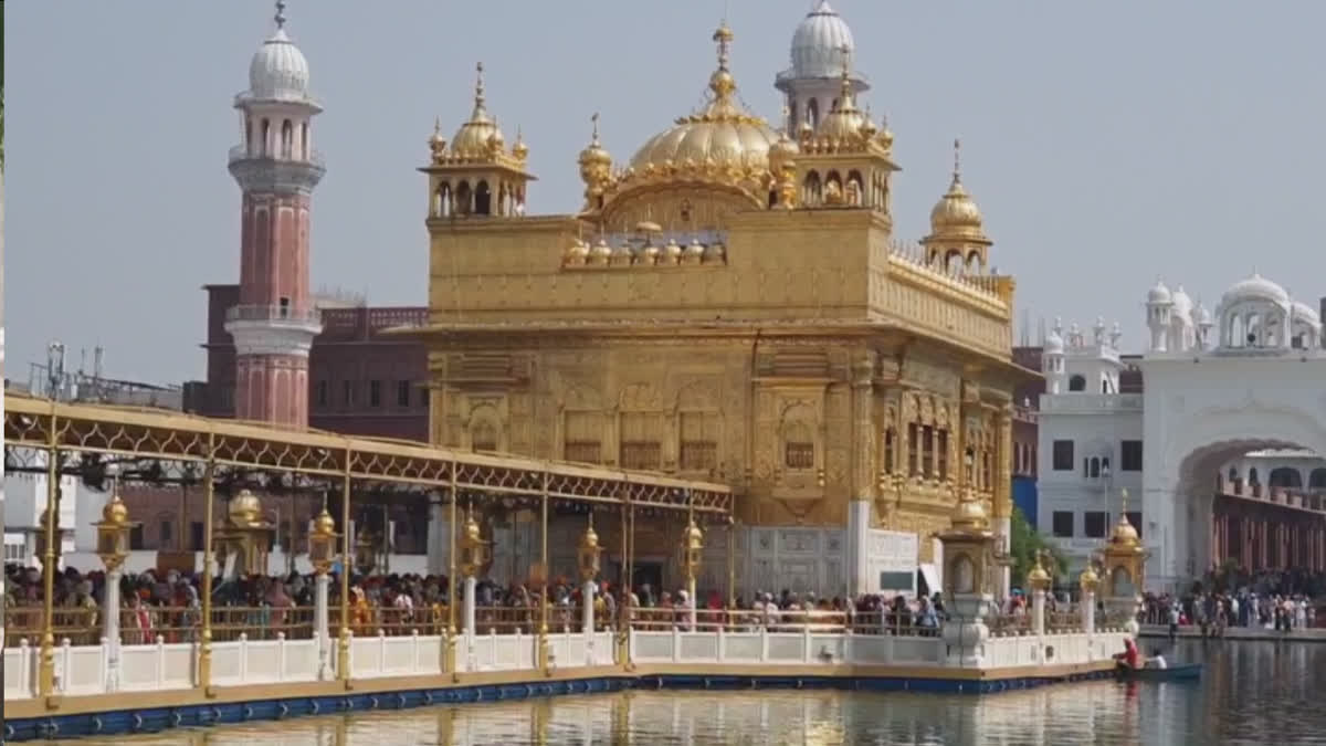 On the occasion of Guru Armadas Ji's death anniversary in Sri Harmindir Sahib at Amritsar, the Sangat paid obeisance