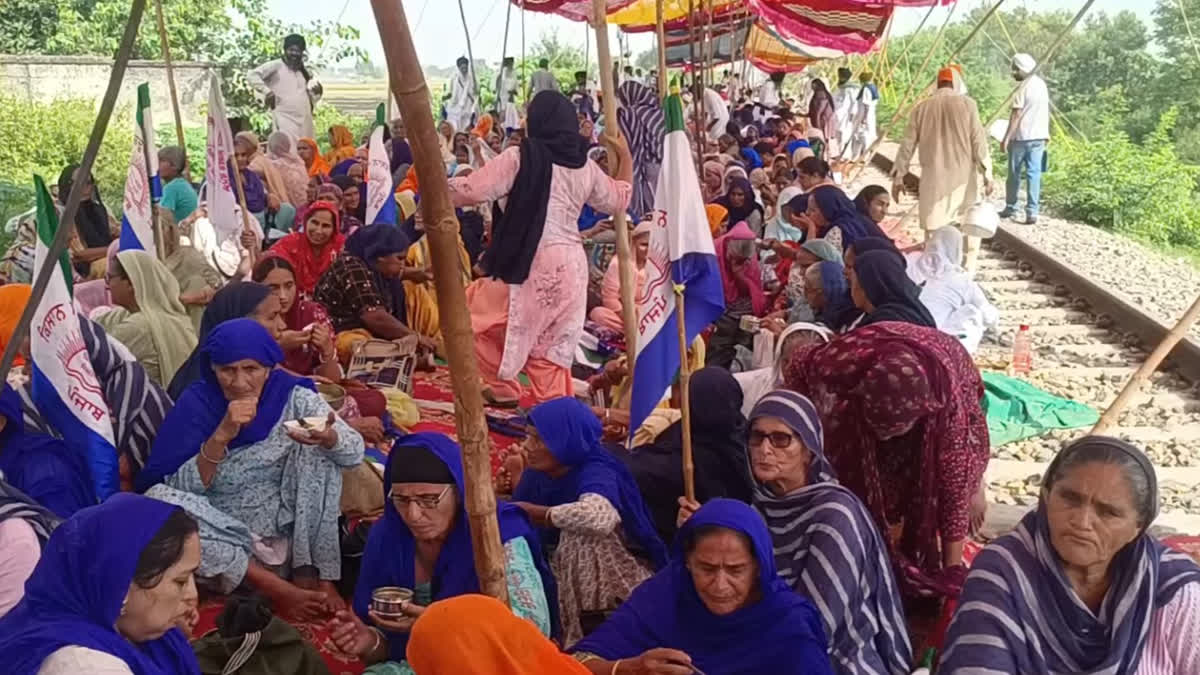 Train track jam by farmer leaders and farmer wives in Amritsar