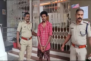 Bike Thieves Arrested In Idukki  Bike Thieves Arrested  Thieves Arrested  രാത്രിയില്‍ കറങ്ങി നടന്ന് ബൈക്ക് കവര്‍ച്ച  ബൈക്കുകളിലെ പെട്രോള്‍ തീരും വരെ സര്‍ക്കീട്ട്  ഇടുക്കിയില്‍ രണ്ട് പേര്‍ പിടിയില്‍  Kumali Police Arrested Bike Thieves  kerala news updates  latest news in kerala