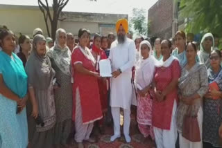 Anganwadi workers staged a sit-in in Khanna