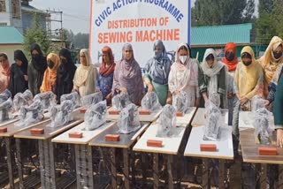 police-in-awantipora-distributed-sewing-machines-among-needy-women