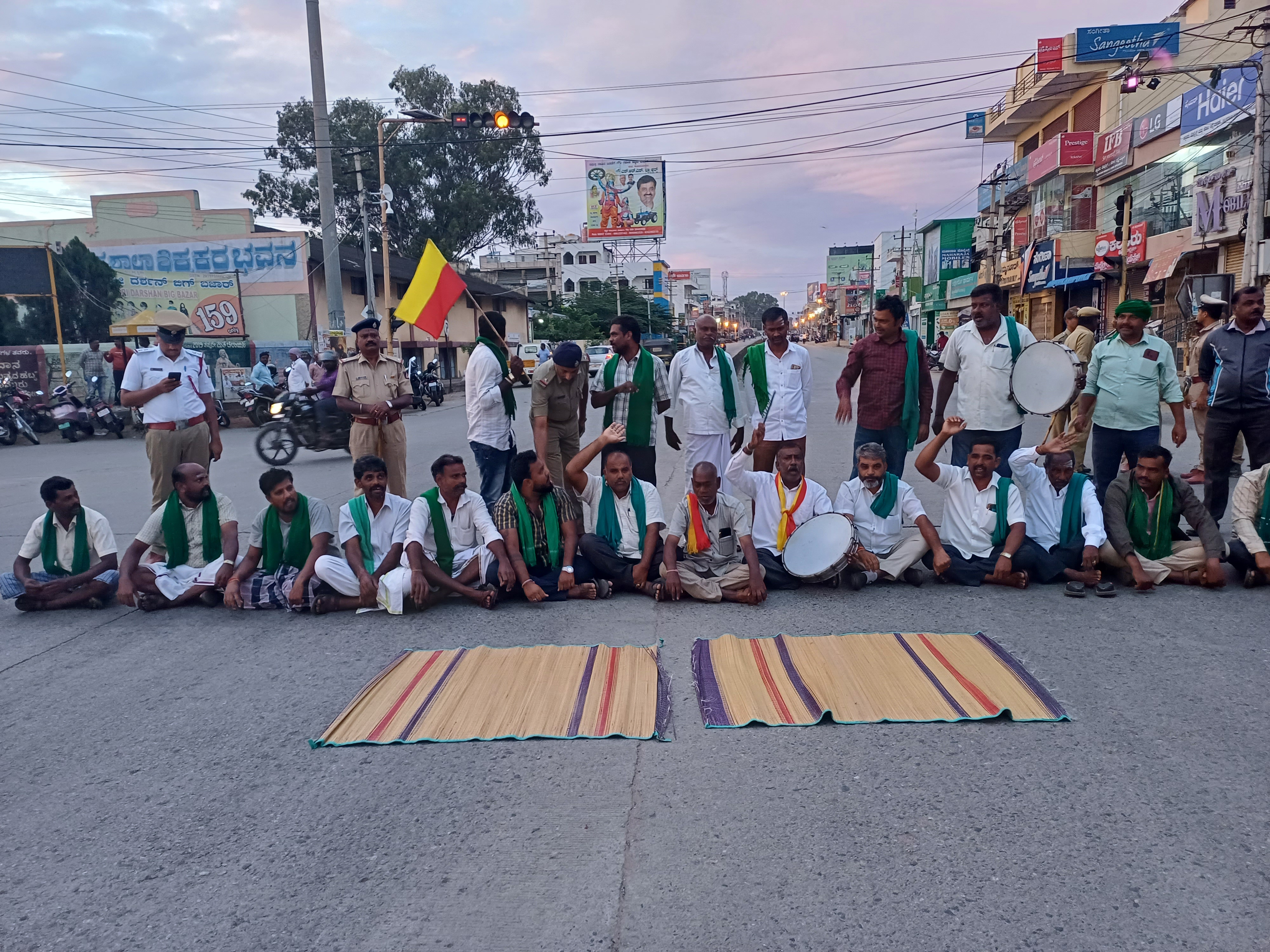 ರಸ್ತೆ ತಡೆದು ಪ್ರತಿಭಟನೆ