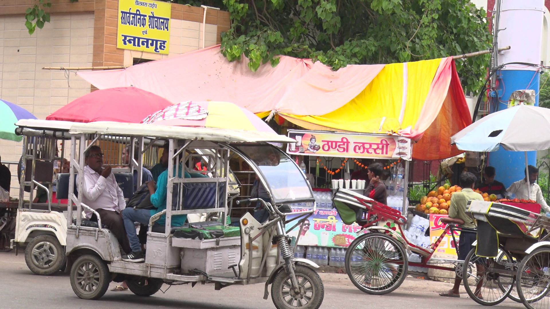 राजधानी के हर चौराहे पर हो रहा लक्ष्मण रेखा का उल्लंघन.