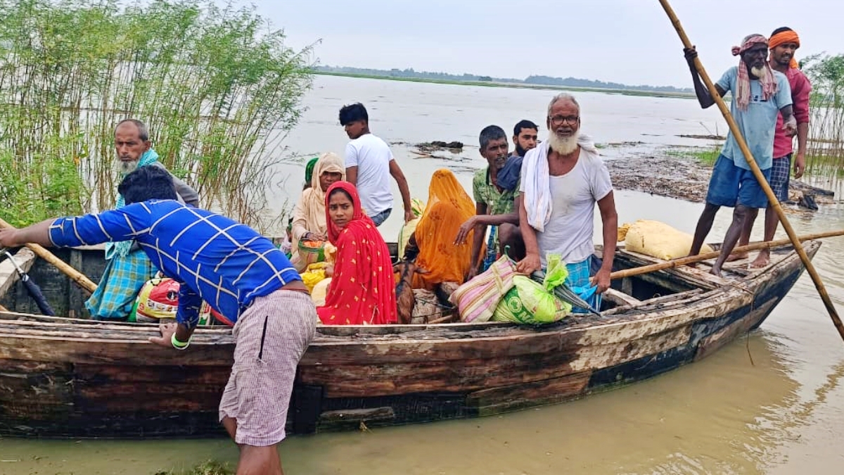 निचले इलाकों पानी घूसरे से ऊंचे स्थान पर जाते बाढ़ पीड़ित