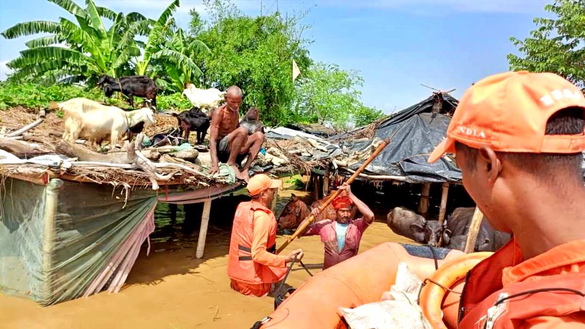 फंसे लोगों को सुरक्षित स्थानों पर ले जाते जवान