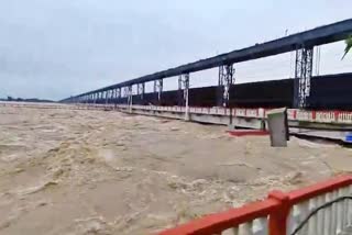 flood in bihar due to rising water in kosi barrage from nepal