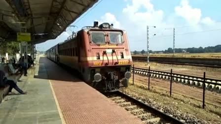 woman-leg-was-cut-off-by-lohardaga-ranchi-train