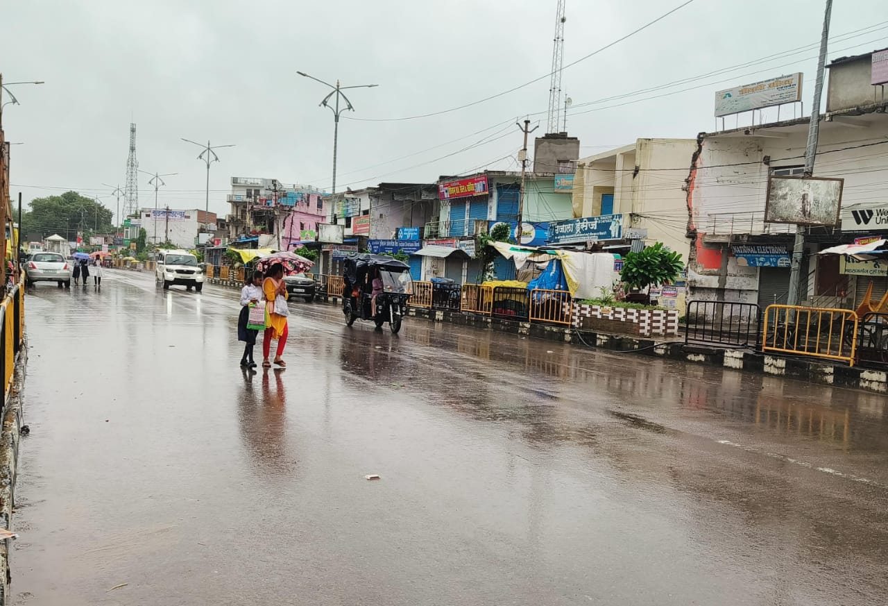 लखनऊ में भारी बारिश से मौसम सुहावना हो गया है.