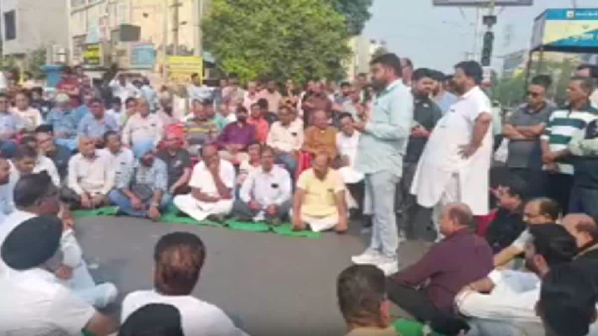 Shopkeepers strike against association leader's murder, demand compensation for family; Sidhu Moosewala's father also joins in protest