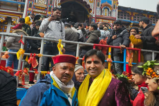 Uttarakhand: Kumar Vishwas offers prayer at Kedarnath, Badrinath