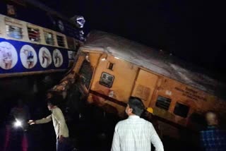 Two trains collided while crossing the tracks Six passengers died The death toll is likely to increase  Two Trains Collided While Crossing Tracks  Two trains collide in Andhra Pradesh  Several Dead Two Trains Collids  Andra train accident  train accident  Trains Collided  Trains Collided Several Dead 6 died  ആന്ധ്ര പ്രദേശിൽ ട്രെയിനുകൾ കൂട്ടിയിടിച്ചു  ട്രെയിനുകൾ കൂട്ടിയിടിച്ചു 6 മരണം  കണ്ടകപള്ളിയിൽ ട്രെയിൻ അപകട  പാലസ എക്സ്പ്രസ് പാസഞ്ചർ ട്രെയിൻ ഇടിച്ചു