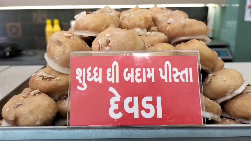 મીઠાઈની દુકાનોમાં દેવડાની ખરીદી