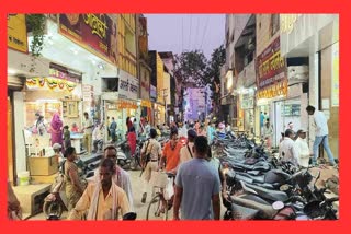 CROWD IN JEWELLERY MARKET