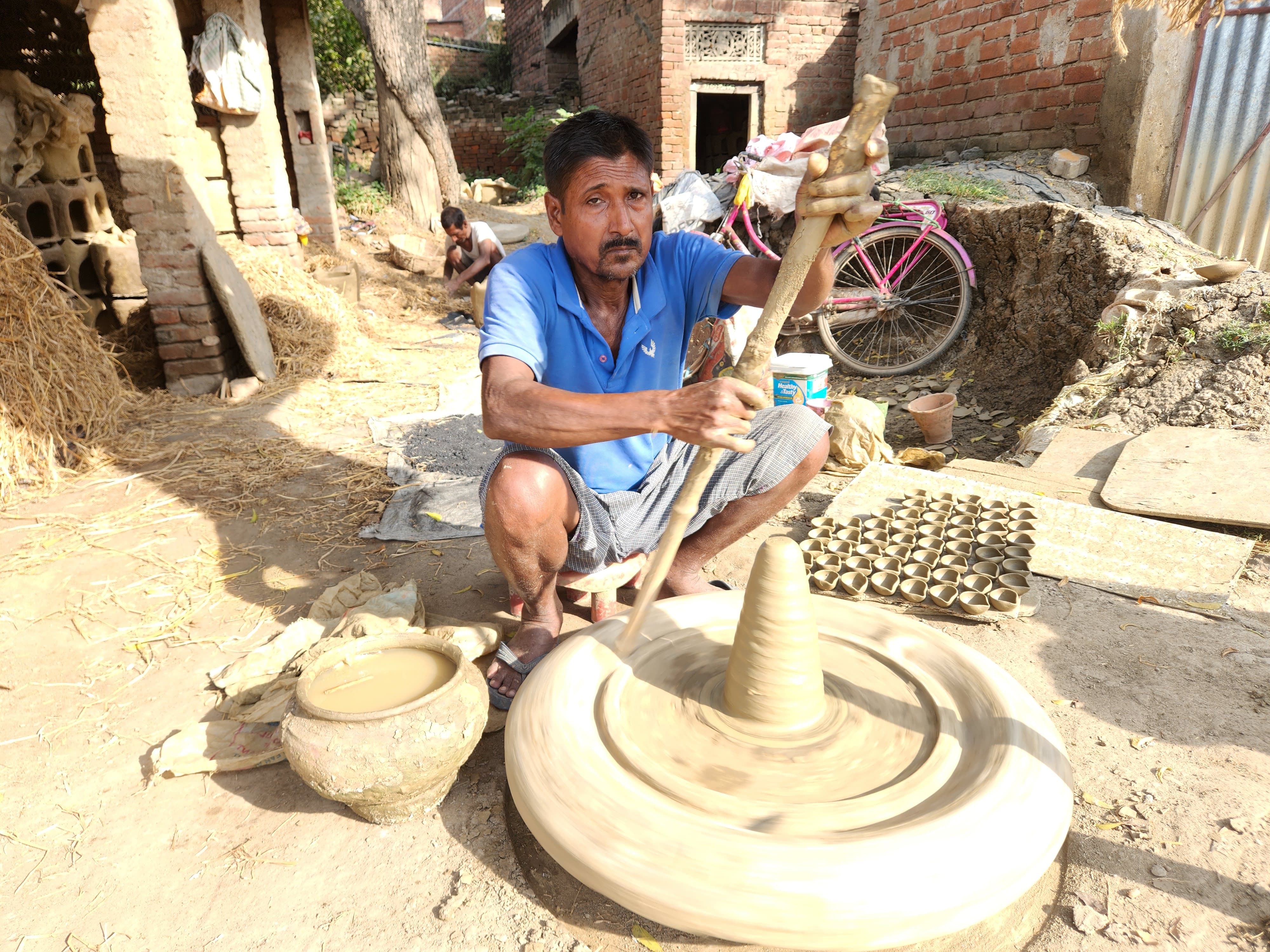 दीया बनाते कुम्हार