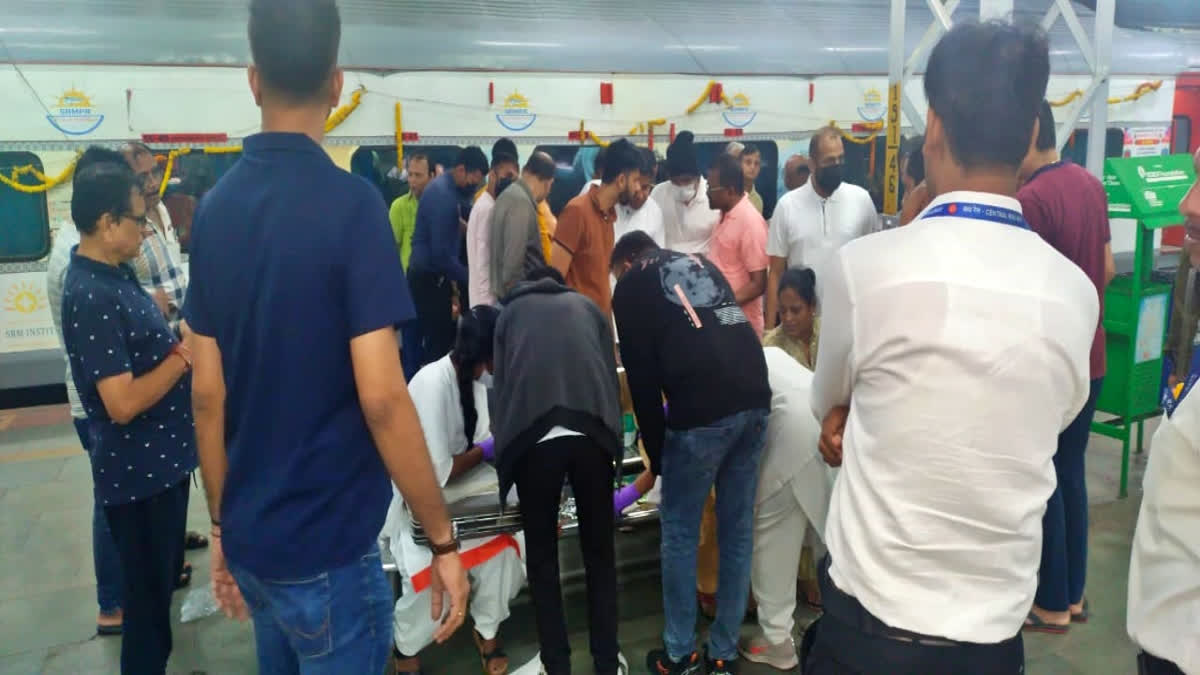 Upon reaching the Pune railway station, the doctors and medical staff from Sassoon Hospital were immediately dispatched to provide necessary medical assistance to the affected passengers.