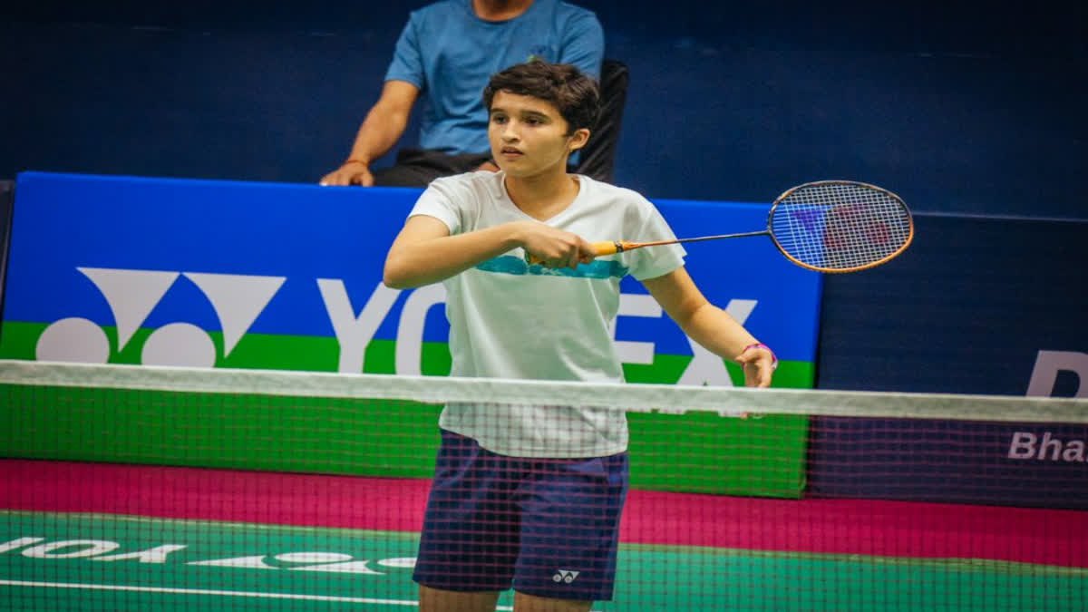 India's Kidambi Srikanth bowed out with a straight-game loss in the opening round but young Unnati Hooda shocked compatriot Aakarshi Kashyap to make it to the second round of the Syed Modi International badminton tournament here on Wednesday.