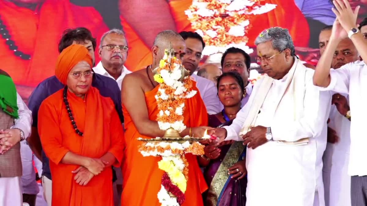 CM Siddaramaiah inaugurated the Kanakadasa Jayanti programme.