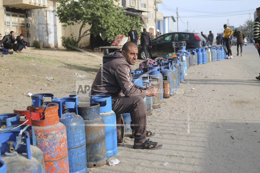 Palestinians line up for cooking gas