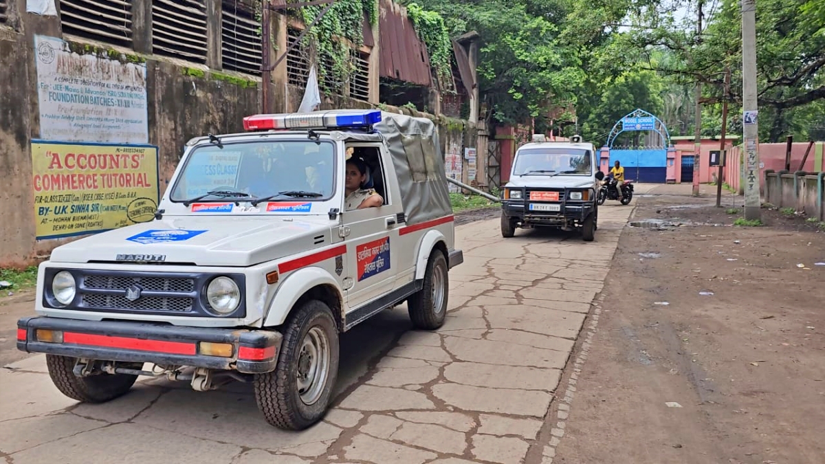 इलाके में भारी पुलिस बल की तैनाती