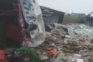 Trailer overturns in Bundi district,  Trailer overturns due to tire burst