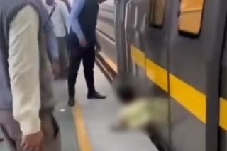 दिल्ली मेट्रो और प्लेटफॉर्म के बीच फंसकर शख्स की मौत