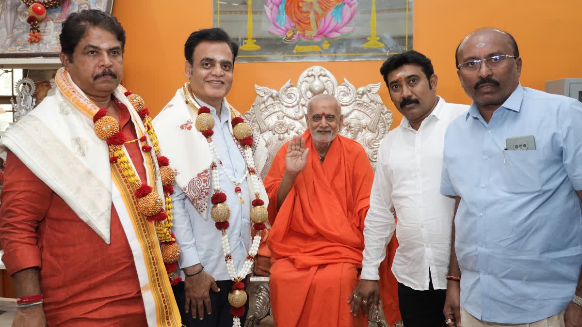 R Ashok with Kumar Chandrashekaranatha Swamiji