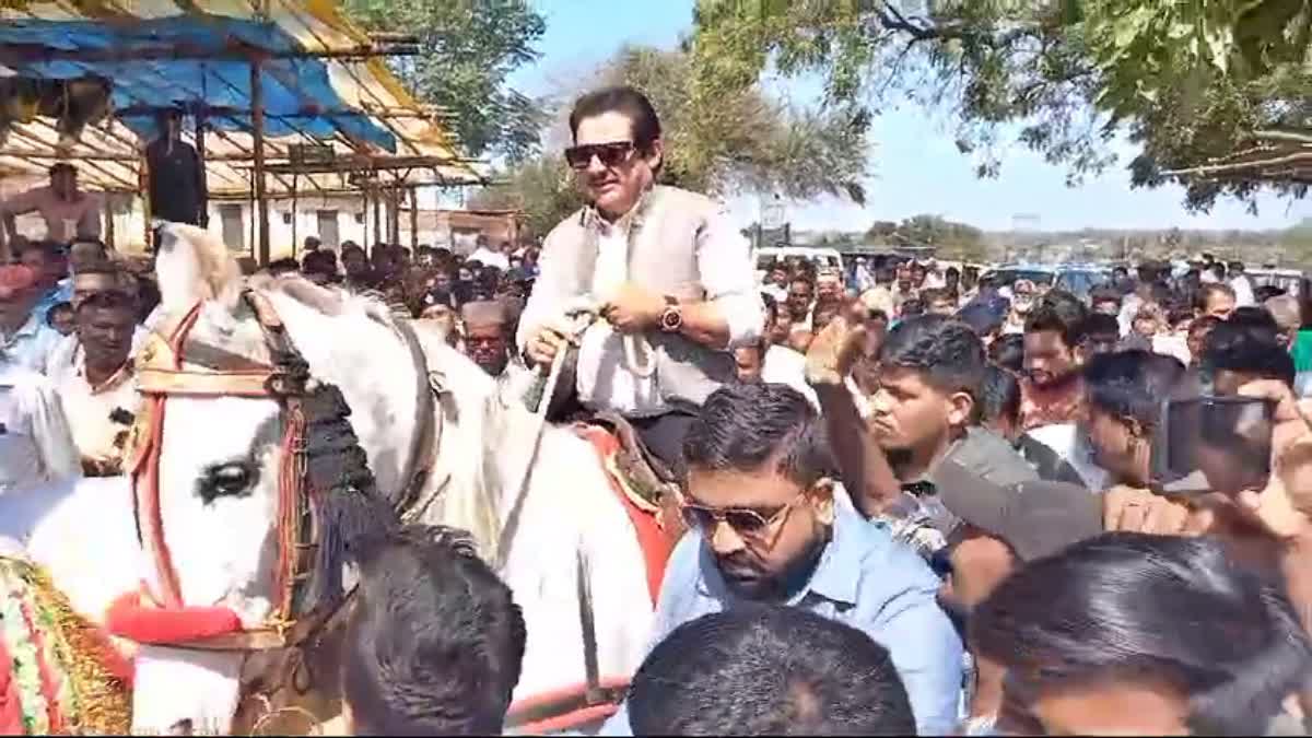 minister-zameer-ahmed-khan-horse-riding-in-shiggaone