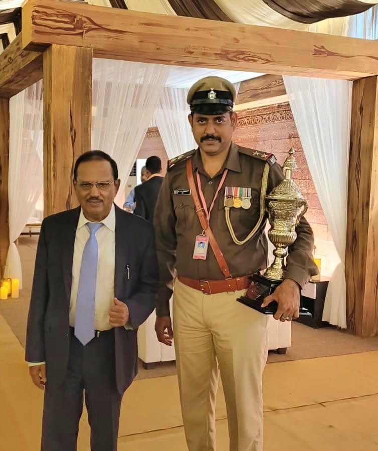 Home Minister Amit Shah honored the then Nimiaghat SHO of Giridih, Rana Jung Bahadur by giving him Best Police Station trophy