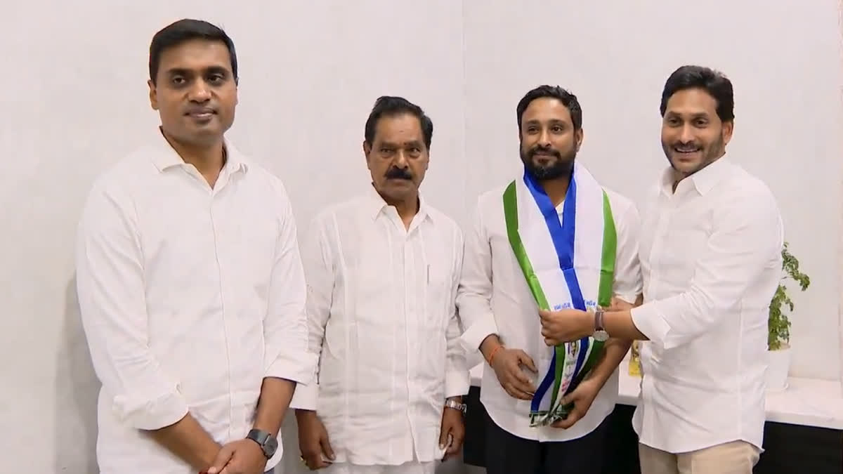 Ambati Rayudu joins YSRCP  Ambati Rayudu politics  അമ്പാട്ടി റായിഡു  വൈഎസ്ആർ കോൺഗ്രസ്