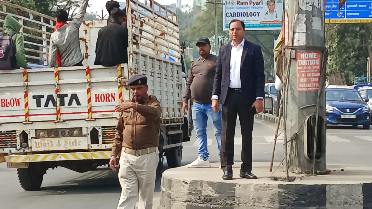 traffic-dsp-and-dto-came-on-road-and-restored-traffic-in-ranchi