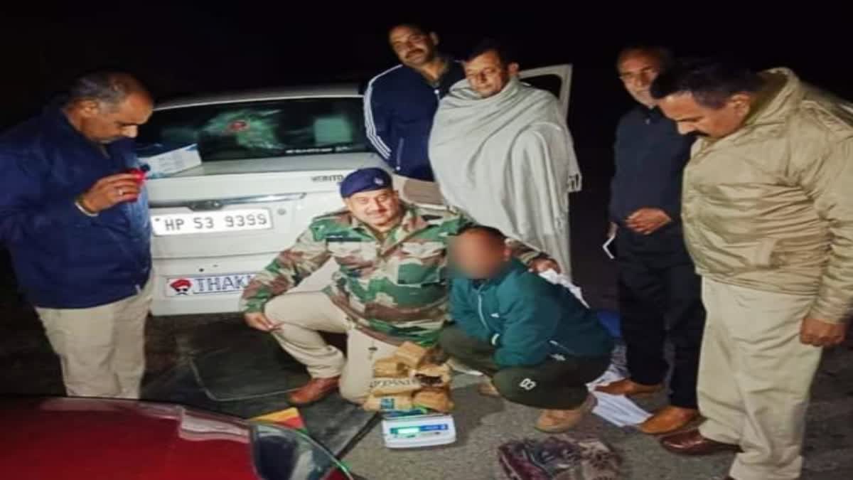 police Arrested smuggler WITH Charas in Hamirpur