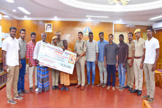 policemen who helped the family of a deceased constable by raising funds
