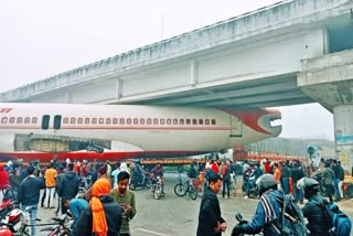 Airplane stuck  Airplane on overbridged  വിമാനം കുടുങ്ങി  മേല്‍പാലത്തില്‍ വിമാനം