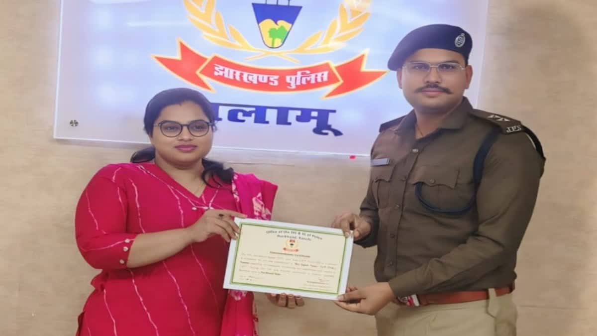 PALAMU SP HONORED POLICEMEN