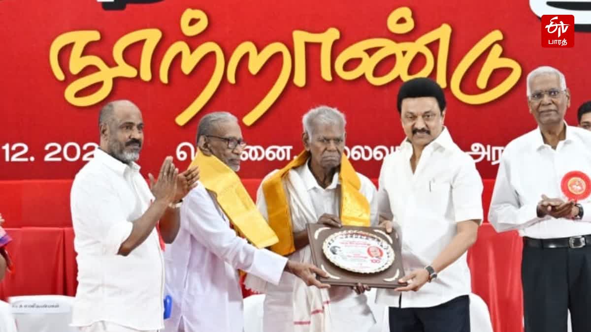 நல்லகண்ணுக்கு நினைவுப் பரிசு வழங்கும் முதல்வர் ஸ்டாலின்