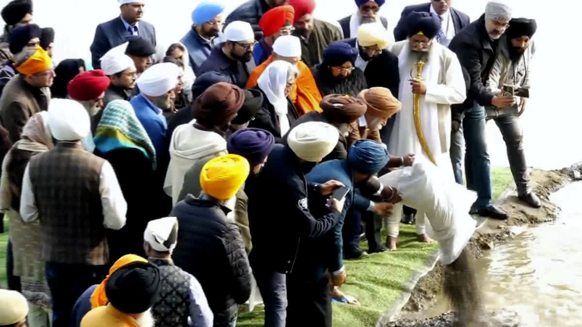 The ashes of former prime minister Manmohan Singh were immersed in the Yamuna river near the Majnu ka Tila Gurdwara by members of his family following Sikh rituals