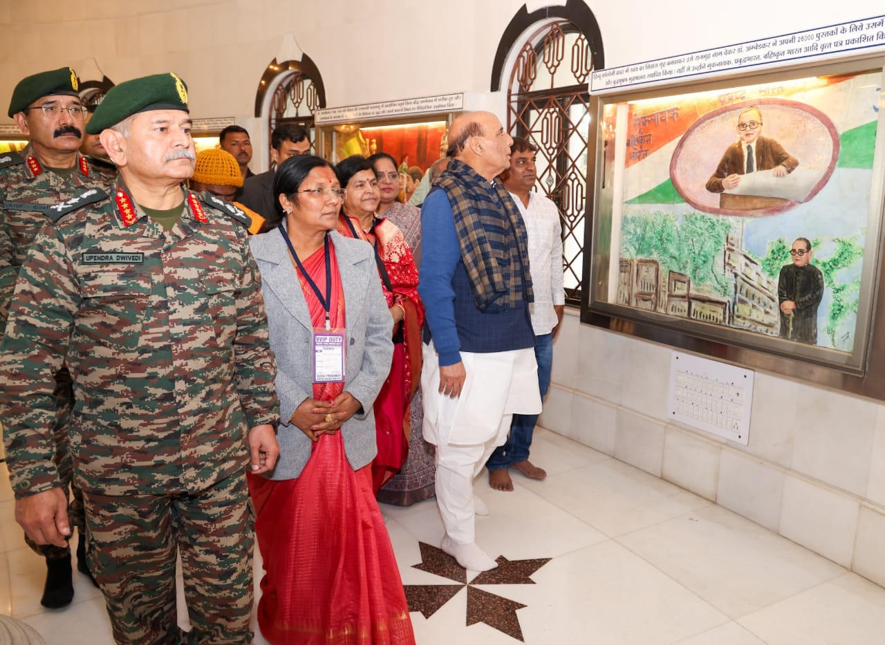 अंबेडकर की जन्मस्थली में प्रदर्शनी का अवलोकन करते रक्षा मंत्री राजनाथ सिंह