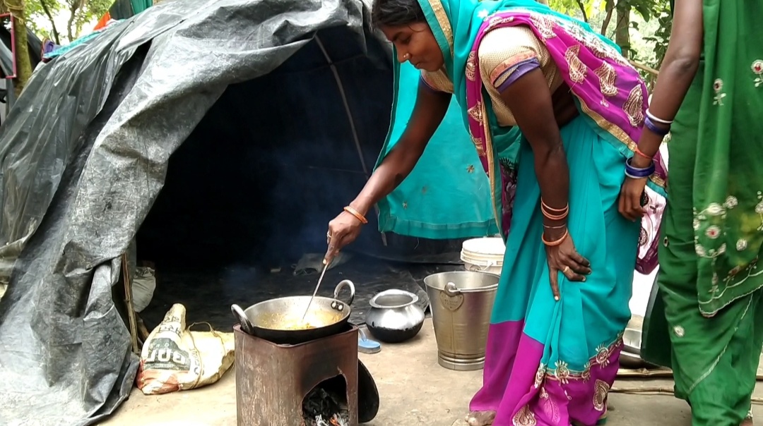 सूखा राशन मिलते ही खुद पकाया खाना