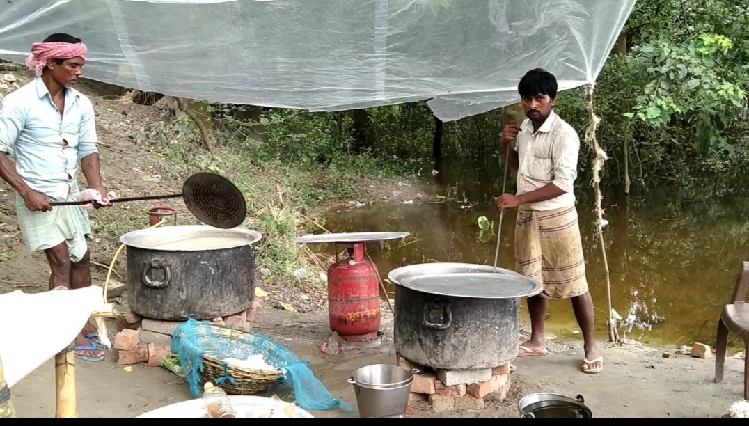 चलाया जा रहा सामुदायिक किचेन