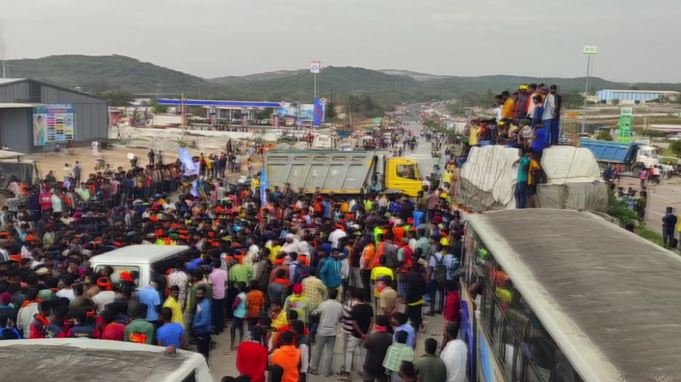 Krishnagiri Bangalore Highway blocked by youths for bull race