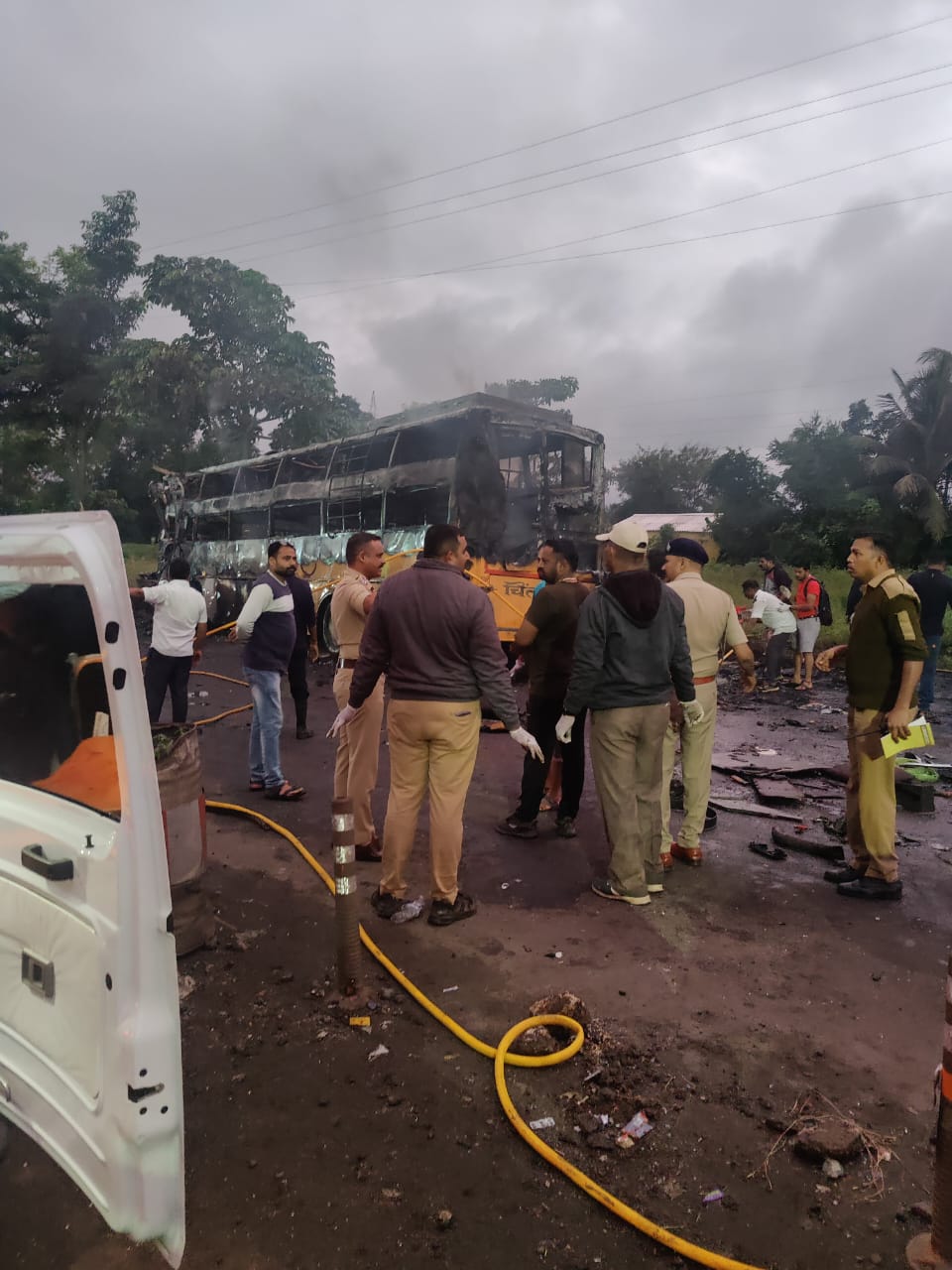 महाराष्ट्र के नासिक में बस हादसे के बाद लगी आग
