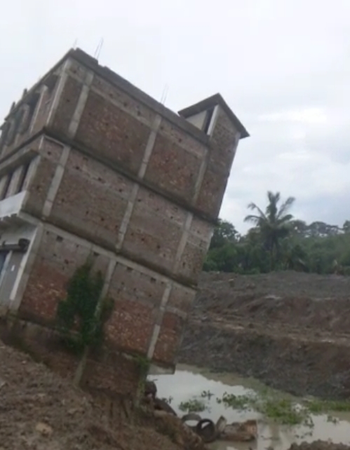 house collapsed in Daspur