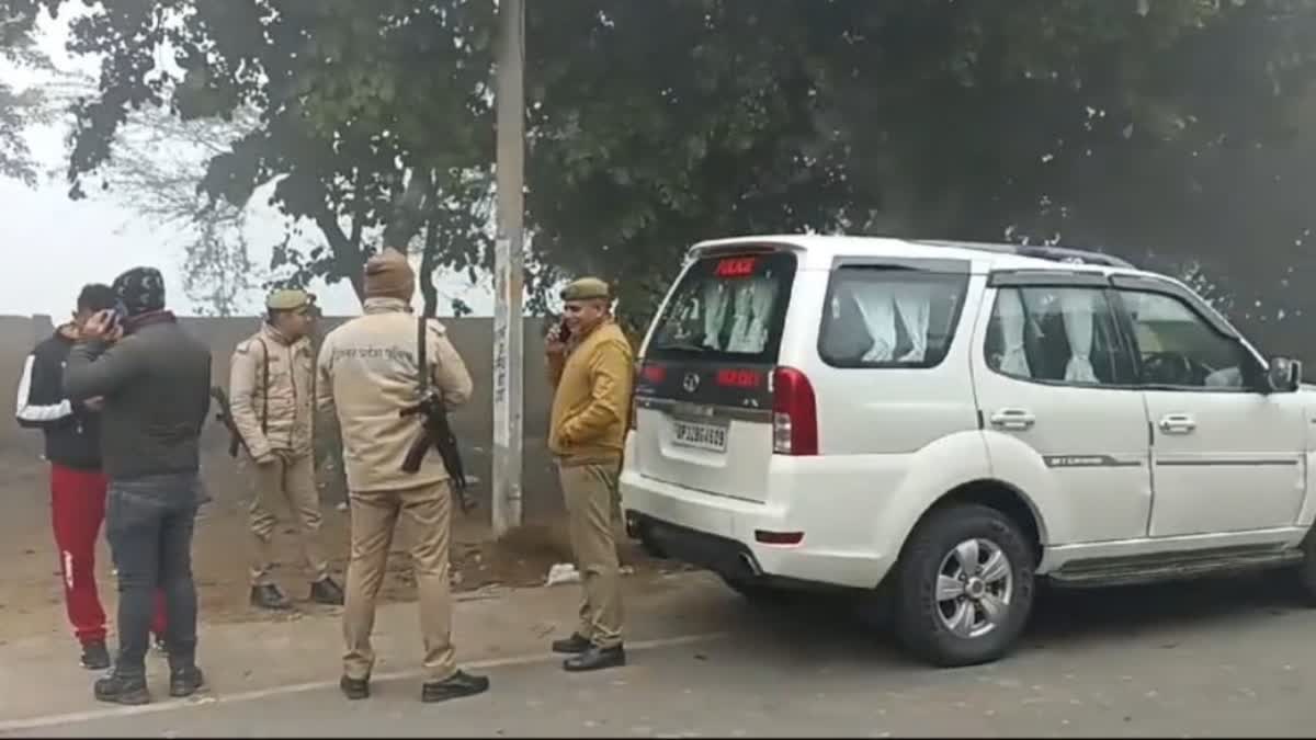 ಪರಿಶೀಲನೆಯಲ್ಲಿ ತೊಡಗಿರುವ ಪೊಲೀಸರು