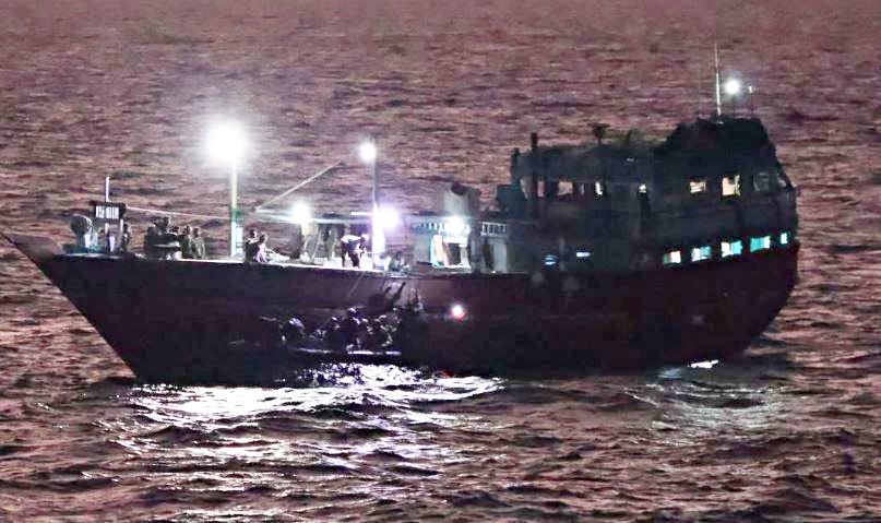 Somalia pirates captivate vessel