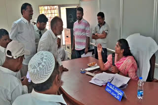 YCP_Councillors_Fire_on_Chairperson_in_Hindupur