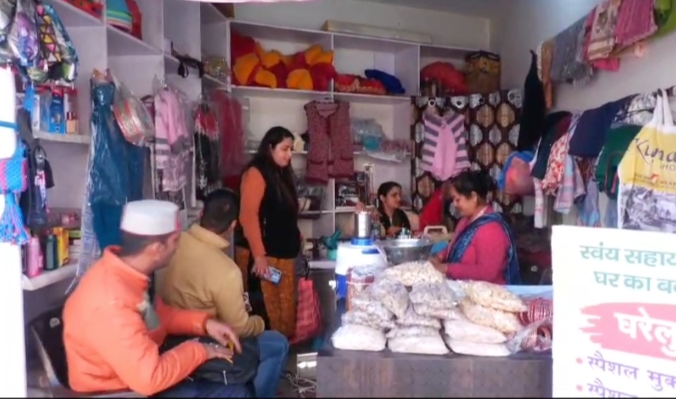 Hamirpur Rina Kumari Erans Lakhs with Knitting Machine